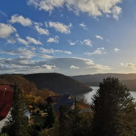 Schloss-see-bergblick *