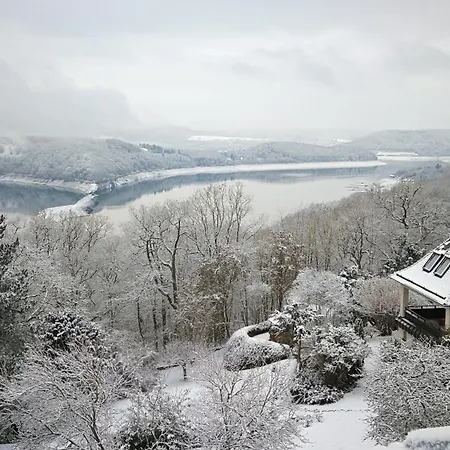 Schloss-see-bergblick *